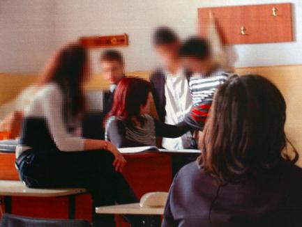 Profesoară acuzată că bagă mâna sub hainele elevilor (VIDEO)